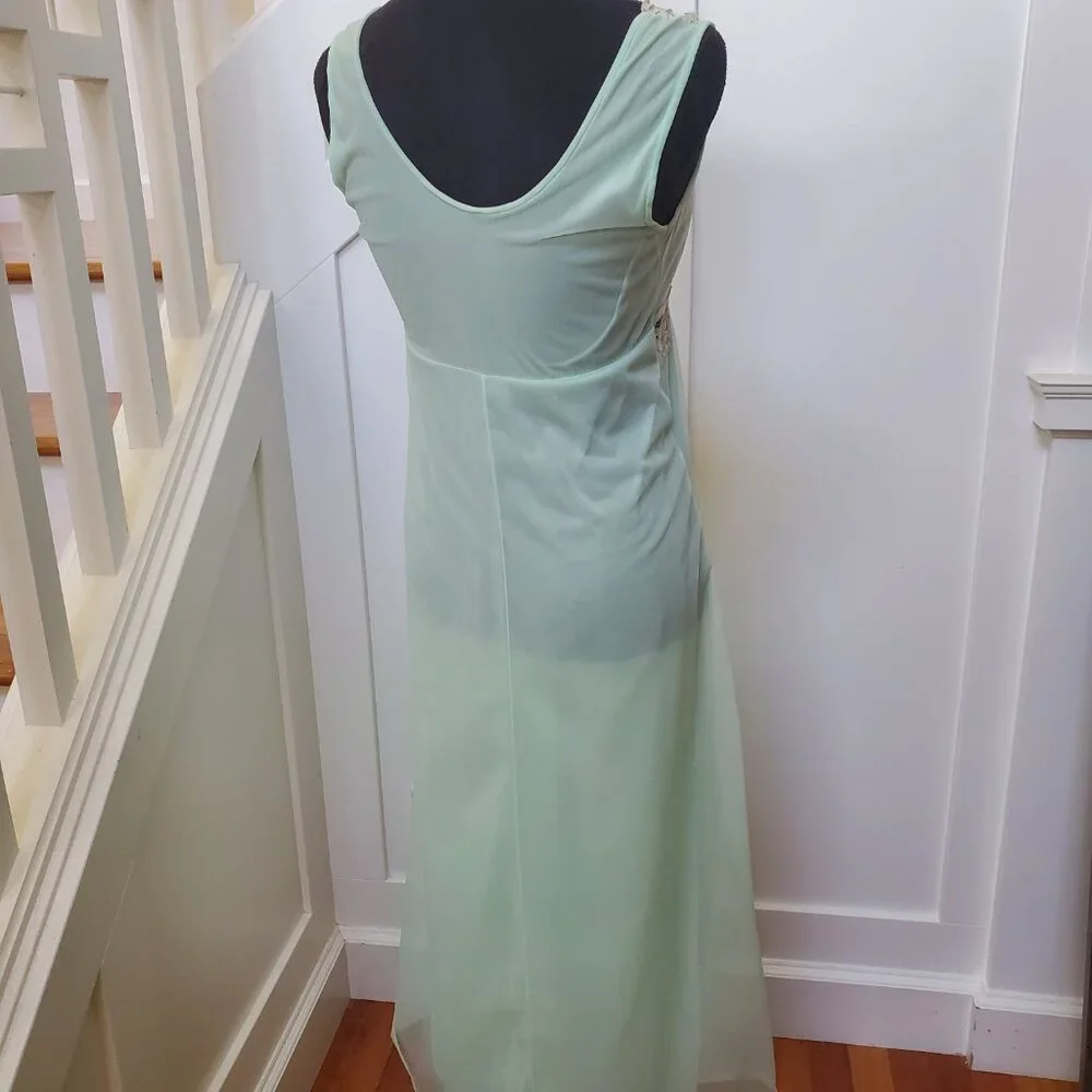 Vintage mint green lace trimmed night gown